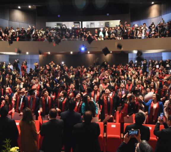 Facultad de Economía y Negocios tituló a 175 profesionales y 31 magísteres