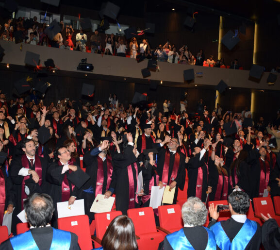 Facultad de Economía y Negocios tituló a 81 nuevos profesionales y graduó a 35 magísteres